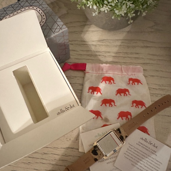 Stella & Dot Pyramid Tank Watch - Exotic Print NWT - Picture 3 of 6